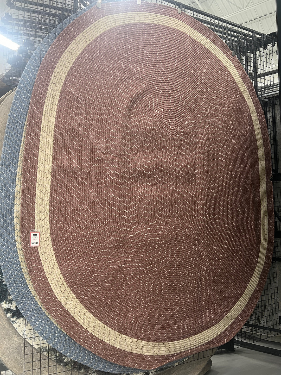 Oval braided rug in rose pink with cream beige border, made of polypropylene for high-traffic areas. Ideal for entryways or cozy spaces.