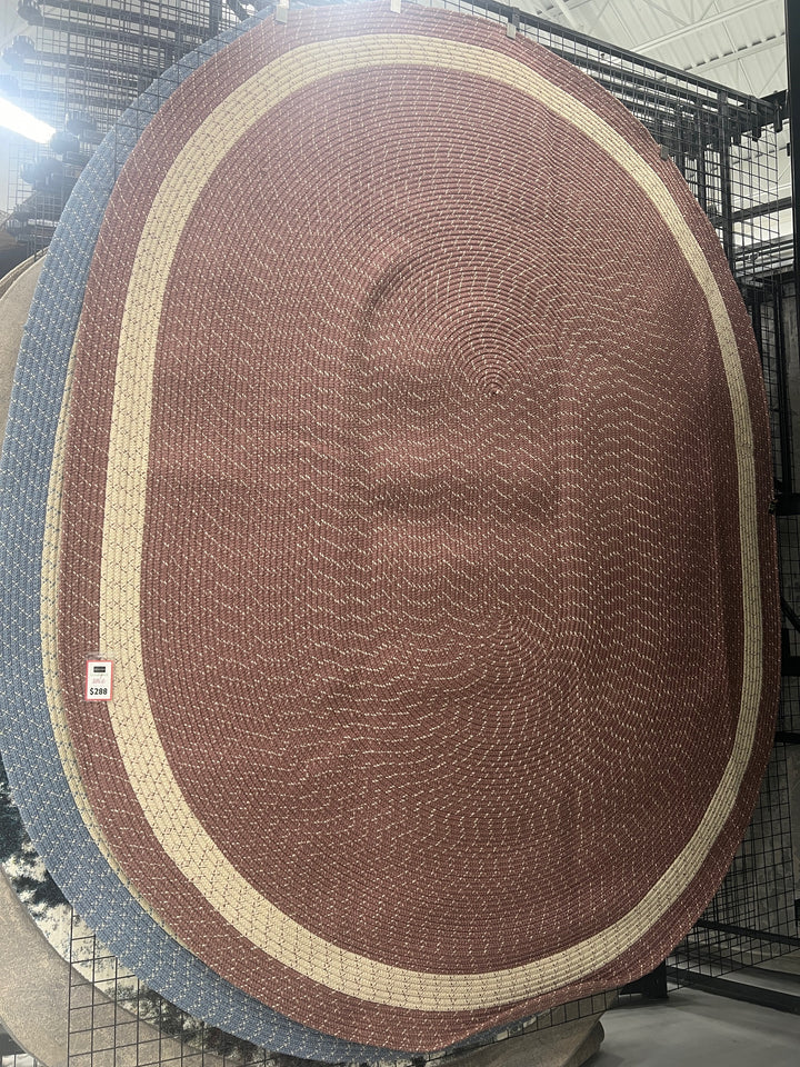 Oval braided rug in rose pink with cream beige border, made of polypropylene for high-traffic areas. Ideal for entryways or cozy spaces.