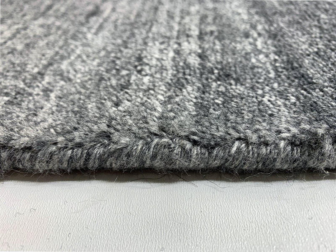 Akita Dark grey rug side view horizontal texture